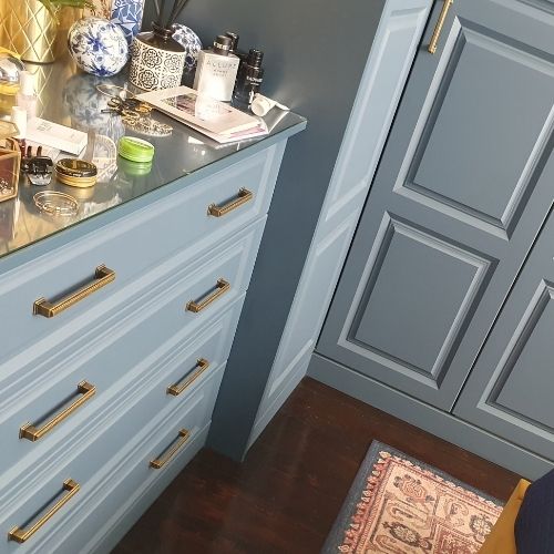 gold pull handle style handles on a drawer unit